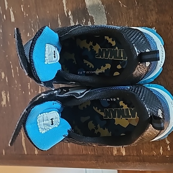 Kids light up batman sneakers - Picture 8 of 9